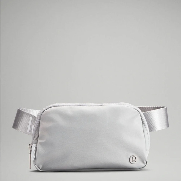 🆕🤍 Lululemon Everywhere Belt Bag - Silver Drop White Wordmark - Picture 6 of 7
